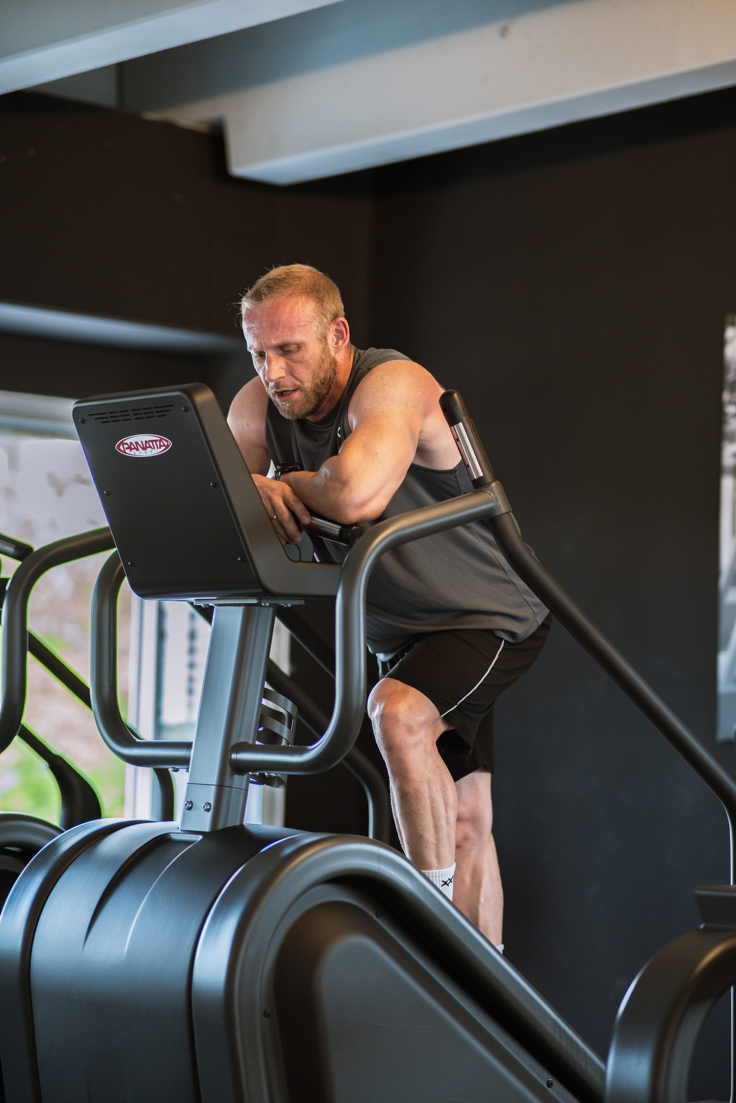 Dominik Dörfl beim Ausdauertraining im Fitnessstudio