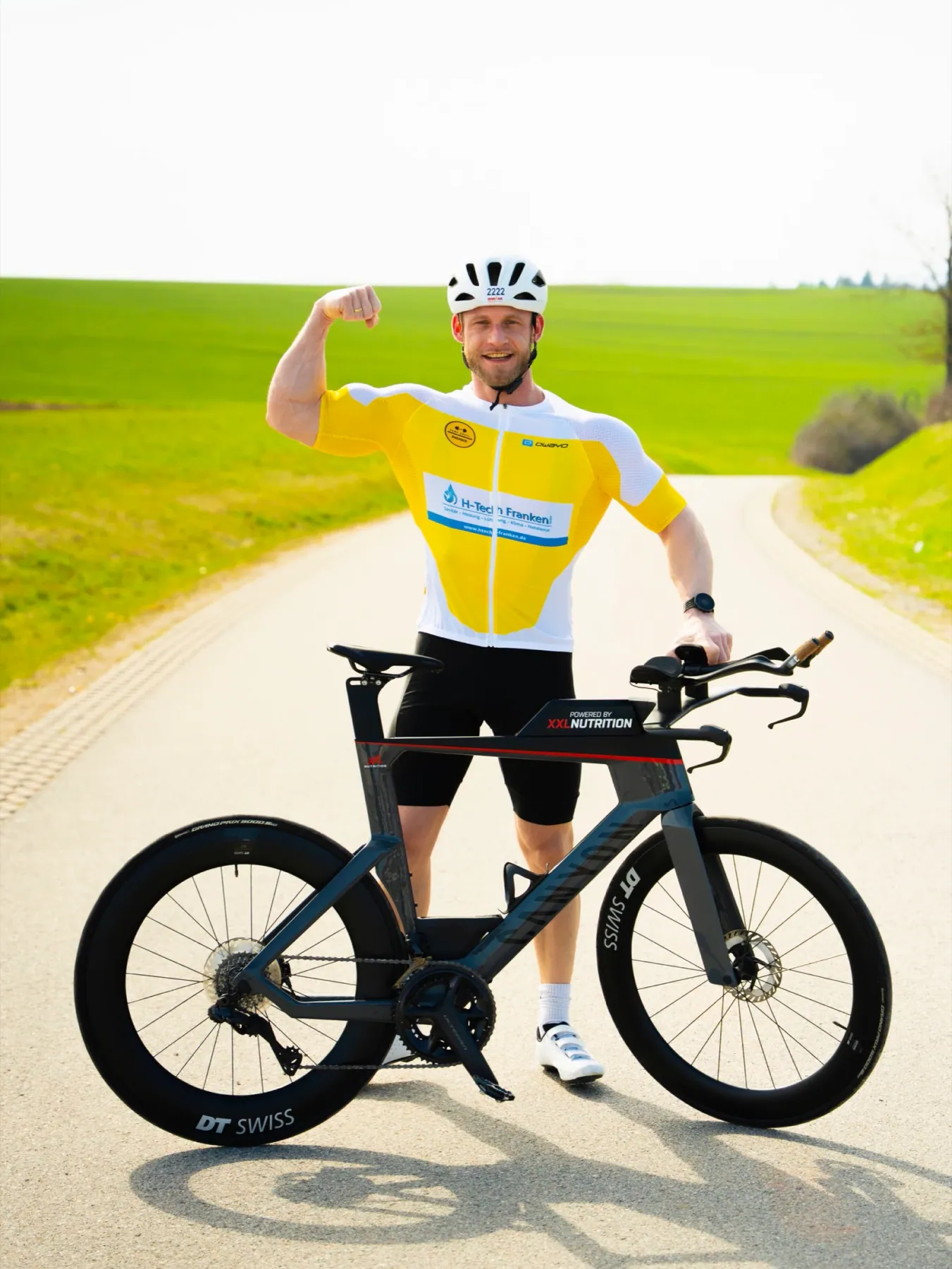 Dominik Dörfl im gelben Radtrikot neben seinem Zeitfahrrad nach einer Ausdauereinheit