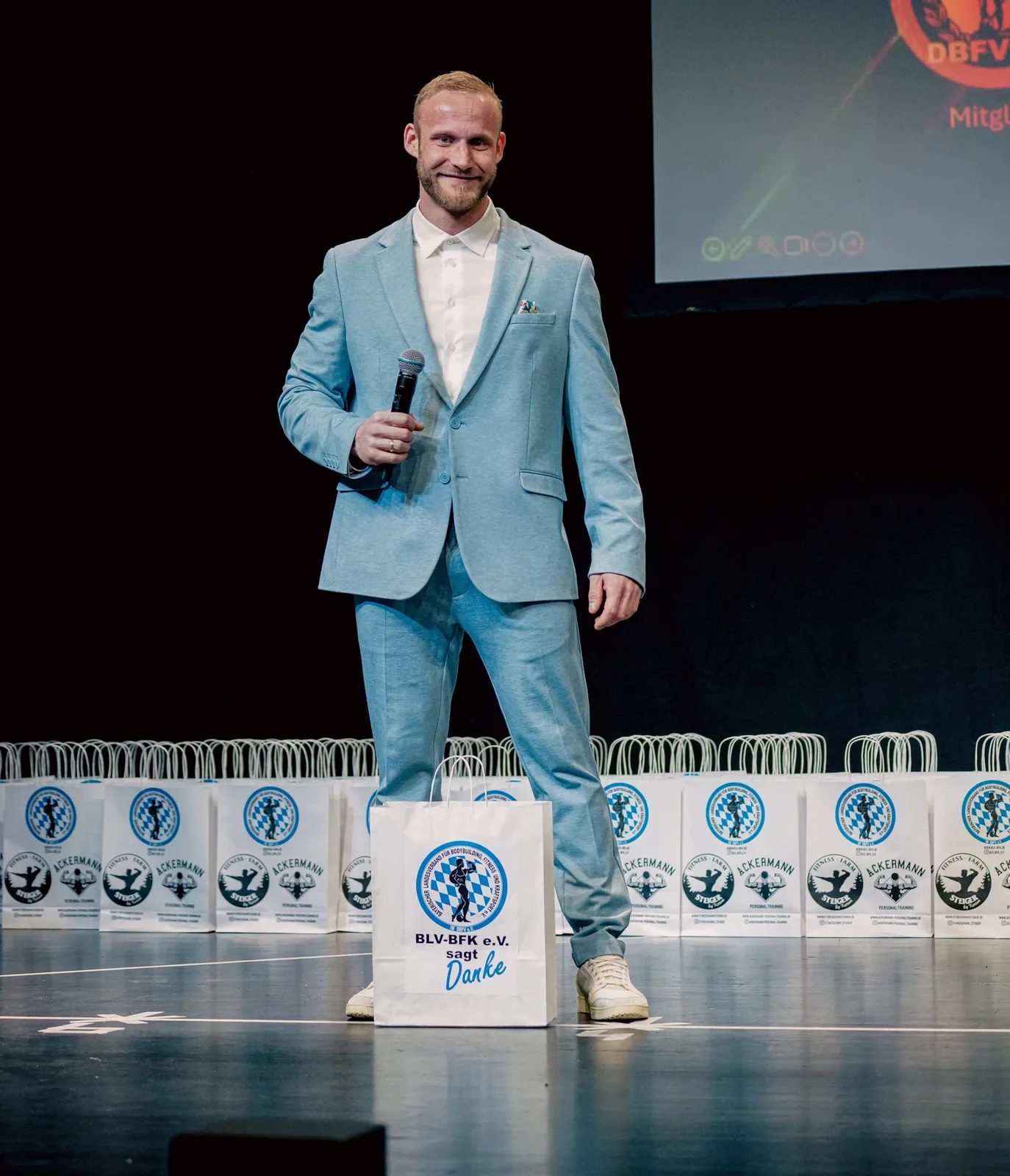 Dominik Dörfl als Moderator bei einem Firmenevent