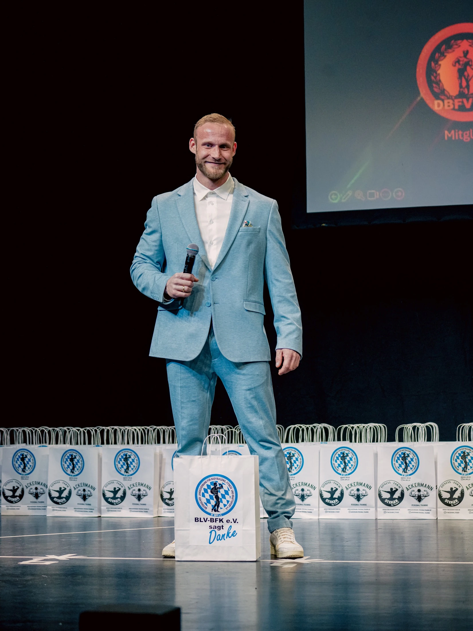 Dominik Dörfl als Moderator bei einem Firmenevent