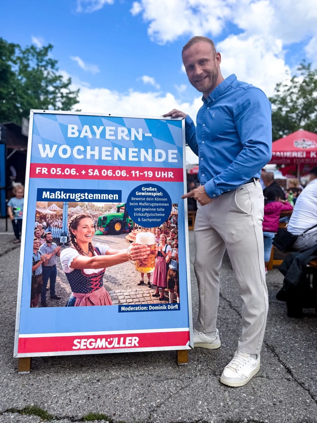 Dominik Dörfl beim Segmüller Bayern-Wochenende neben einem Veranstaltungsaufsteller