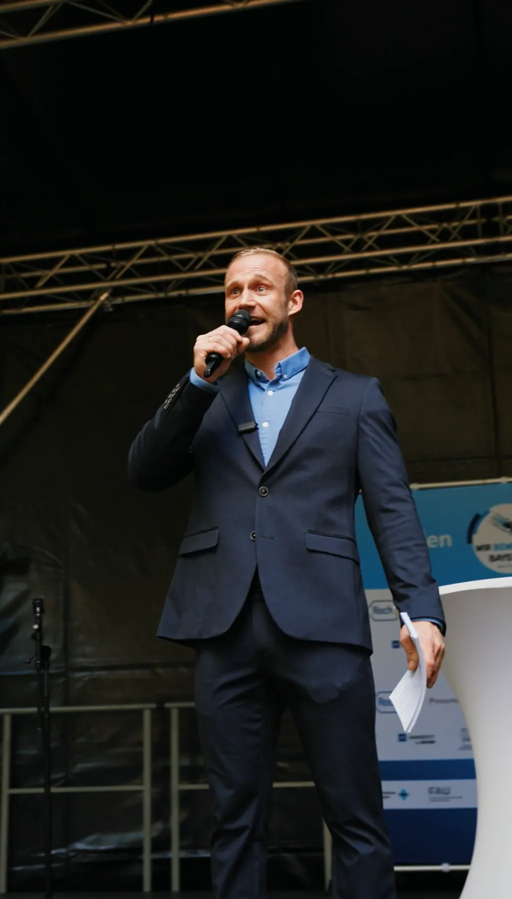 Dominik Dörfl bei einer Eröffnung auf der Bühne