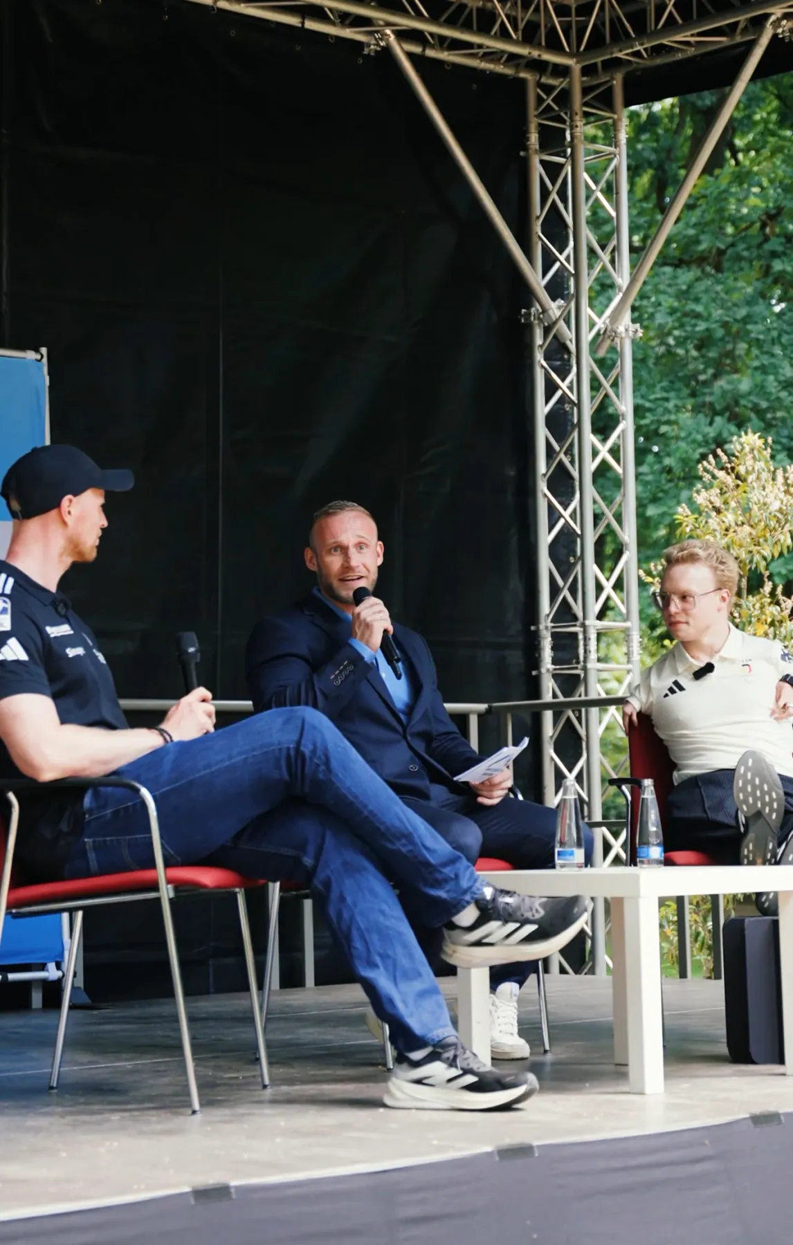 Dominik Dörfl bei einer Paneldiskussion auf einer Bühne