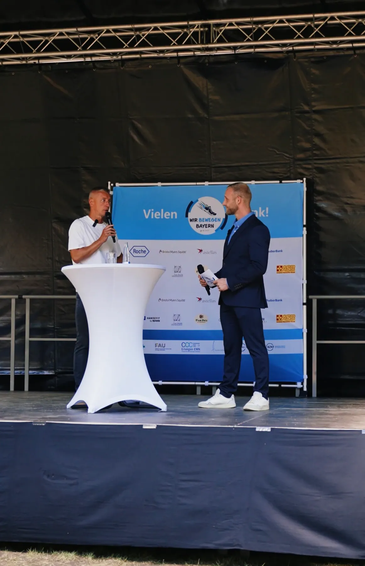 Dominik Dörfl führt ein Interview auf einer Eventbühne