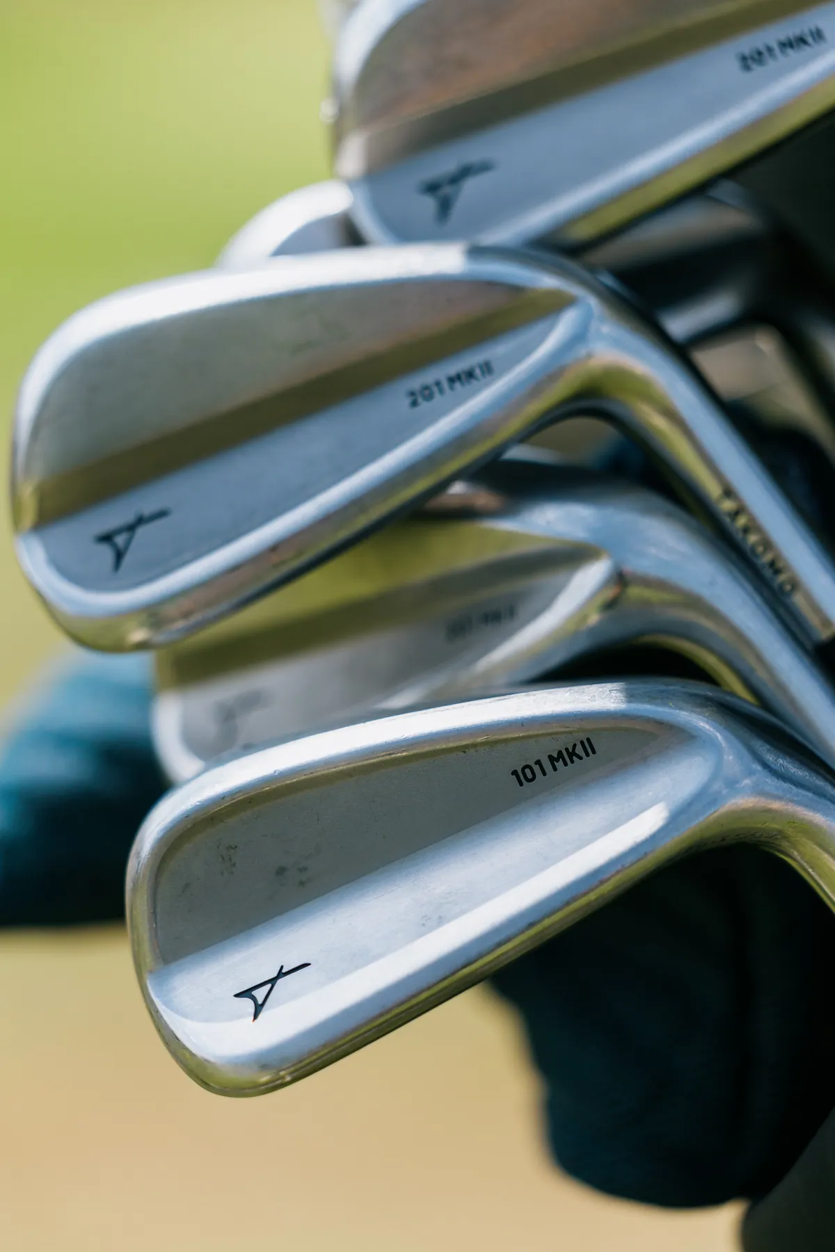 Detailaufnahme hochwertiger Golfschläger in einer Golftasche