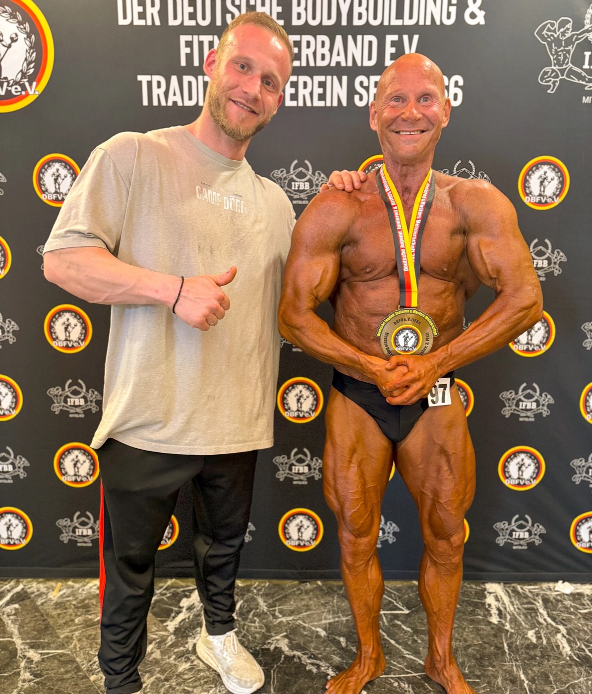 Dominik Dörfl gemeinsam mit Günter Preis und seiner Medaille nach einem Bodybuilding-Wettkampf