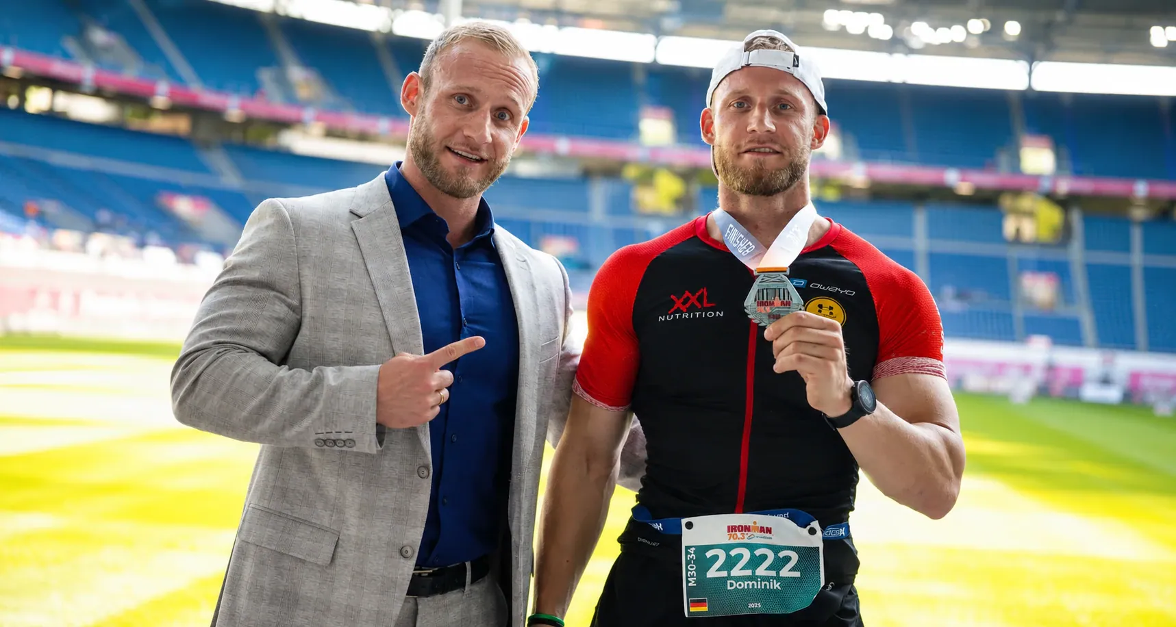 Läufer und Moderator Dominik Dörfl im Stadion nach dem Zieleinlauf