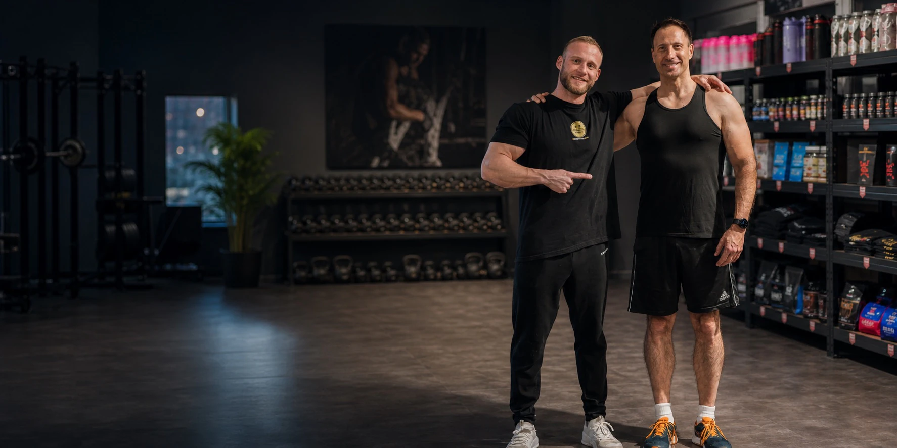 Dominik Dörfl als Personal Trainer in Nürnberg beim Training mit einem Kunden im Studio