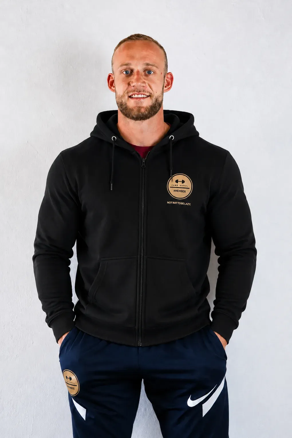Camp Dörfl Kapuzenjacke in Schwarz mit goldenem #MEMBER Emblem