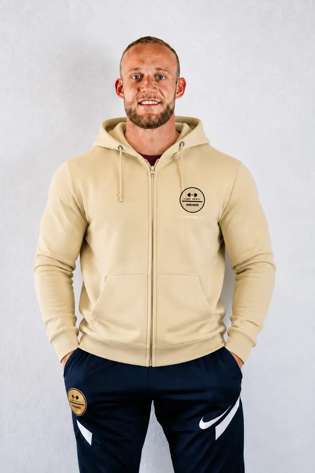Camp Dörfl Kapuzenjacke in Creme mit schwarzem #MEMBER Emblem