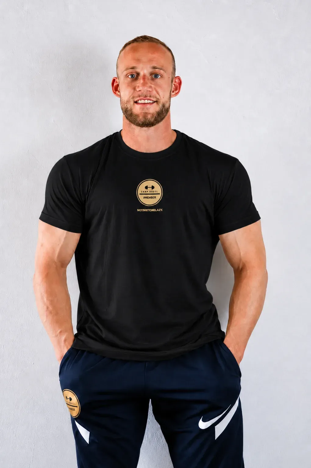 Camp Dörfl Shirt in Schwarz mit goldenem #MEMBER Emblem auf der Brust