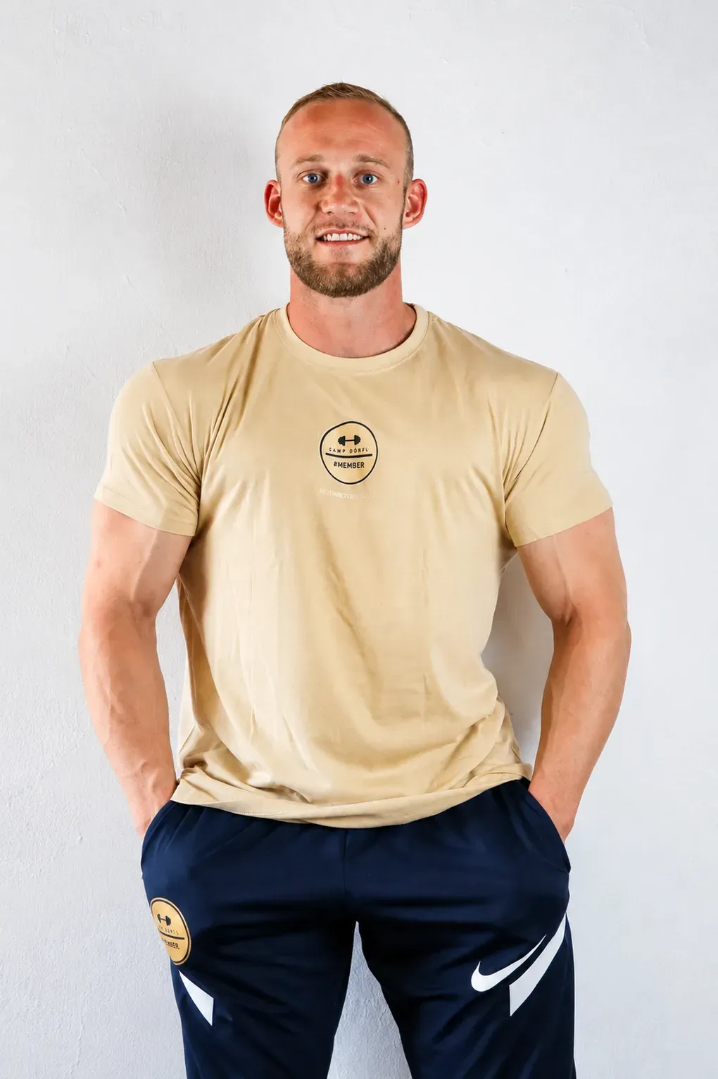 Camp Dörfl Shirt in Creme mit schwarzem #MEMBER Emblem auf der Brust