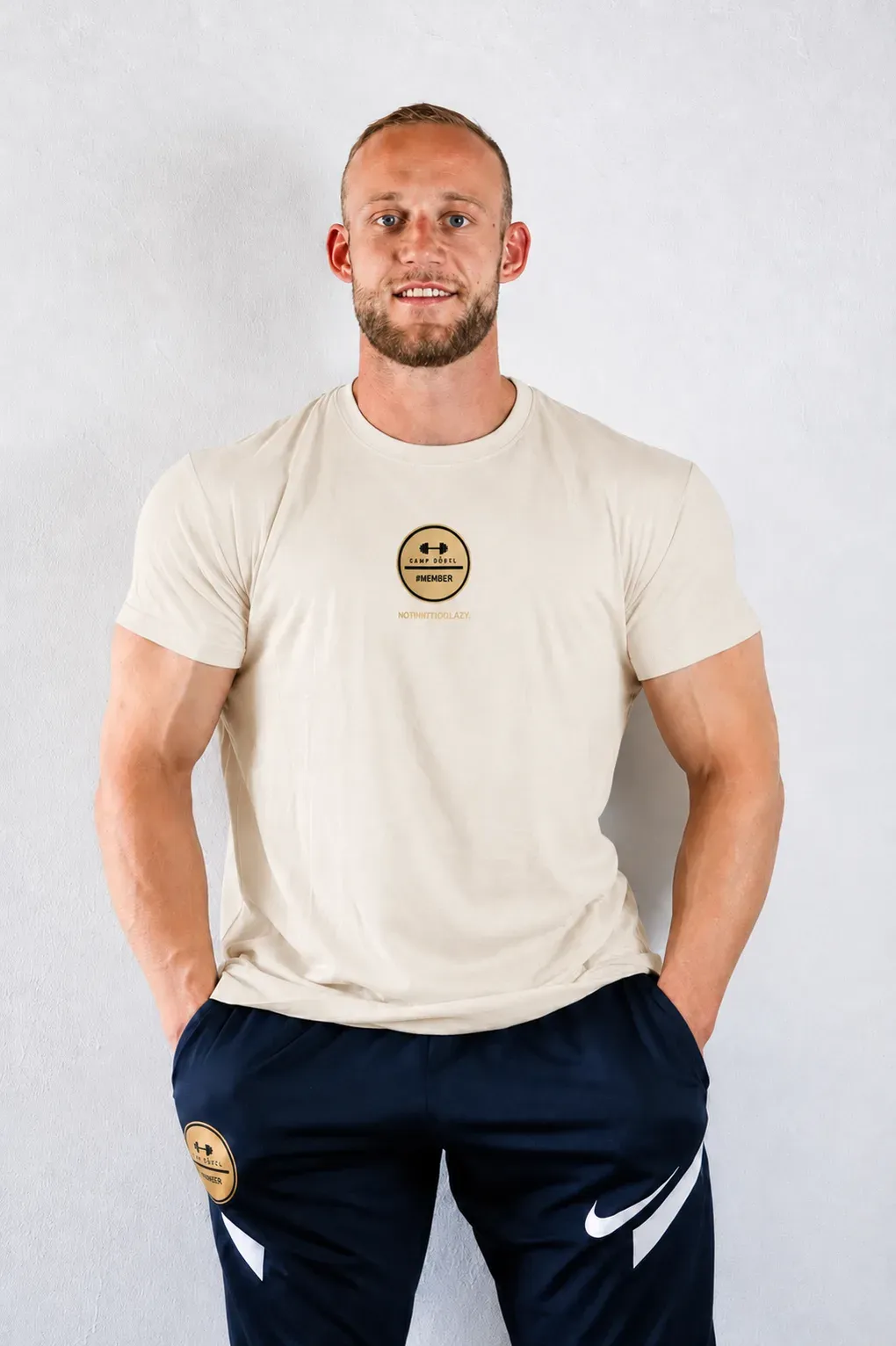 Camp Dörfl Shirt in Off White mit goldenem #MEMBER Emblem auf der Brust