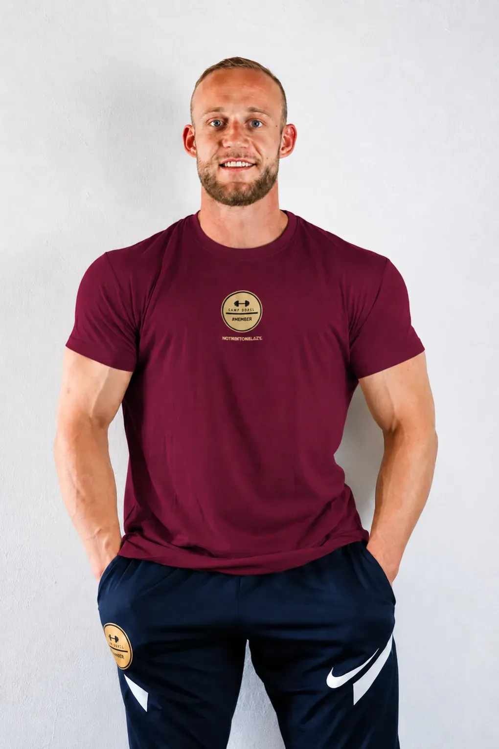Camp Dörfl Shirt in Wine mit goldenem #MEMBER Emblem auf der Brust